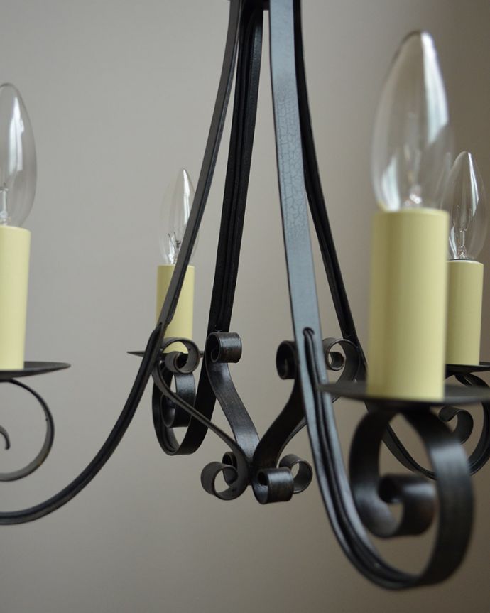 Handleオリジナル　照明・ライティング　Handleオリジナル シャンデリア(エッフェル・E17シャンデリア球4個付き)。しなやかに曲げたアイアンのフラットバー太いアイアンのフラットバーで作り出した優雅な曲線。(CR-011)
