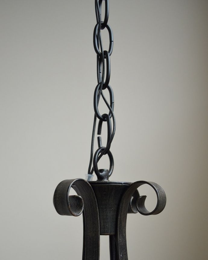 Handleオリジナル　照明・ライティング　Handleオリジナル シャンデリア(エッフェル・E17シャンデリア球4個付き)。究極のアンティーク仕上げ鍛造で叩いた跡を残したハンマートーン。(CR-011)