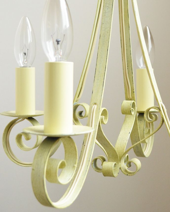 Handleオリジナル　照明・ライティング　Handleオリジナル シャンデリア(エッフェル・E17シャンデリア球4個付き)。何度も重ね塗りし作りあげたアンティーク風 ホワイト色は、本物のアンティークのような風合いを出すよう、色を塗ってはこすり･･･を繰り返し、わざと剥げたような雰囲気に仕上げました。(CR-011)