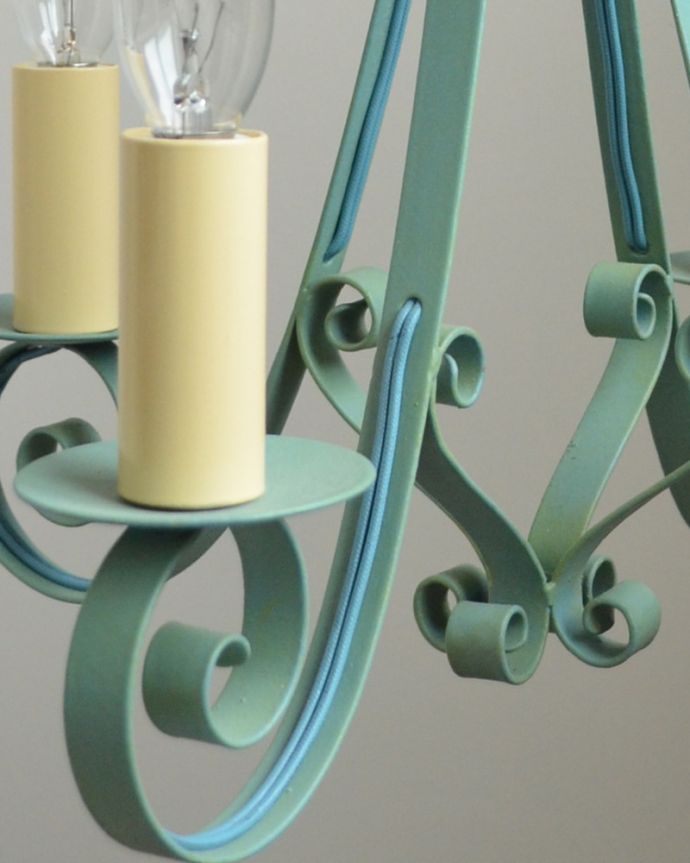 Handleオリジナル　照明・ライティング　Handleオリジナル シャンデリア(エッフェル・E17シャンデリア球4個付き)。デザインの時から考えた配線シャンデリアは灯具なので、配線が見えないよう、デザインの段階から工夫しました。(CR-011)