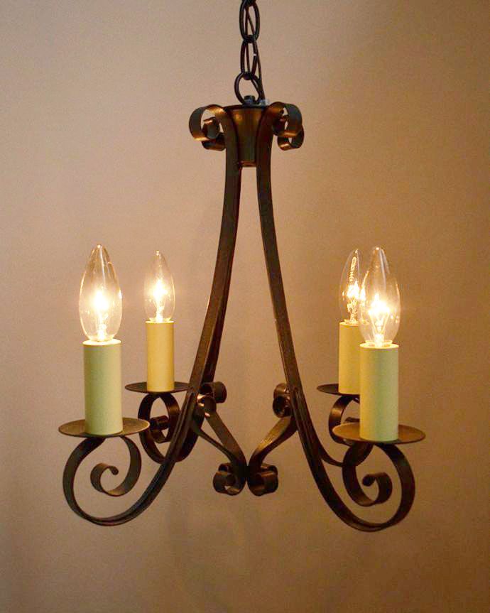 Handleオリジナル　照明・ライティング　Handleオリジナル シャンデリア(エッフェル・E17シャンデリア球4個付き)。パリのシンボル、エッフェル塔デザイン見上げると、すぐそばに見えるエッフェル塔･･･お部屋の中で、どこよりも近いフランス気分を楽しんでみてください。(CR-011)