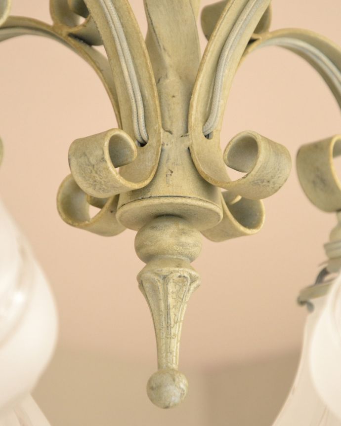 Handleオリジナル 照明・ライティング Handleオリジナル 天井付けのシャンデリア(エッフェル・ホワイト)(4灯)(E17シャンデリア球付)。配線が目立たないようにもこだわりました。(CR-020-b)