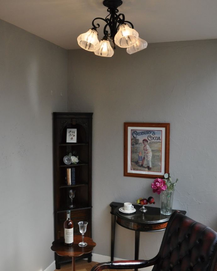 アンティーク風の照明、アイアン製のシャンデリア