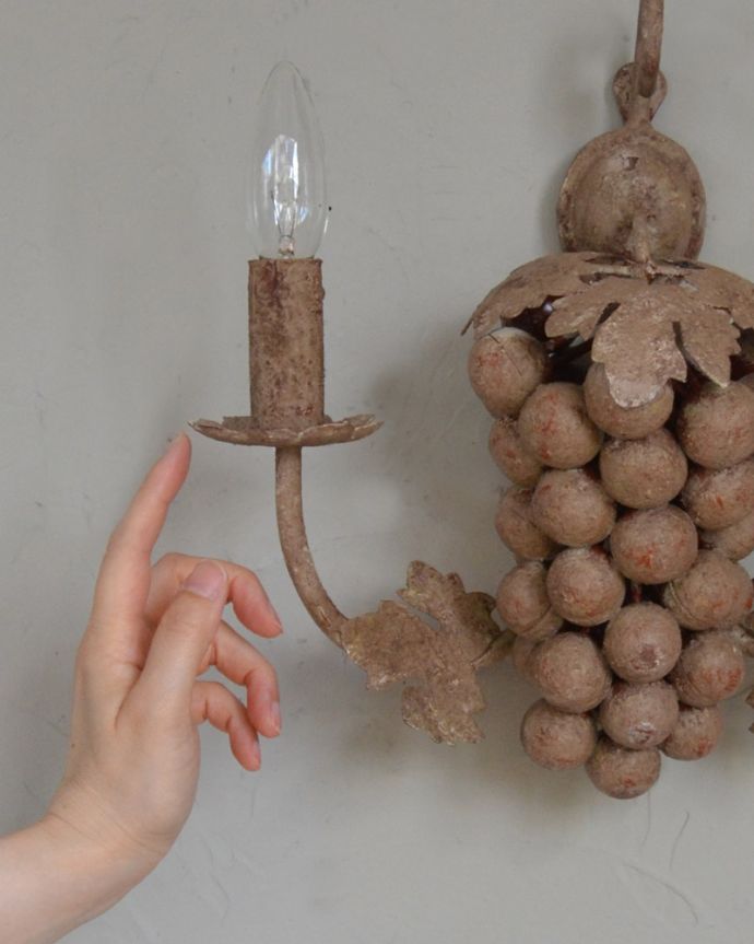 壁付けブラケット　照明・ライティング　フランス輸入の照明、お洒落なウォールブラケット（Ｅ14シャンデリア球2個付）Wall lamp Grappe。フランスらしいデザインのウォールシャンデリア。(cf-1004)