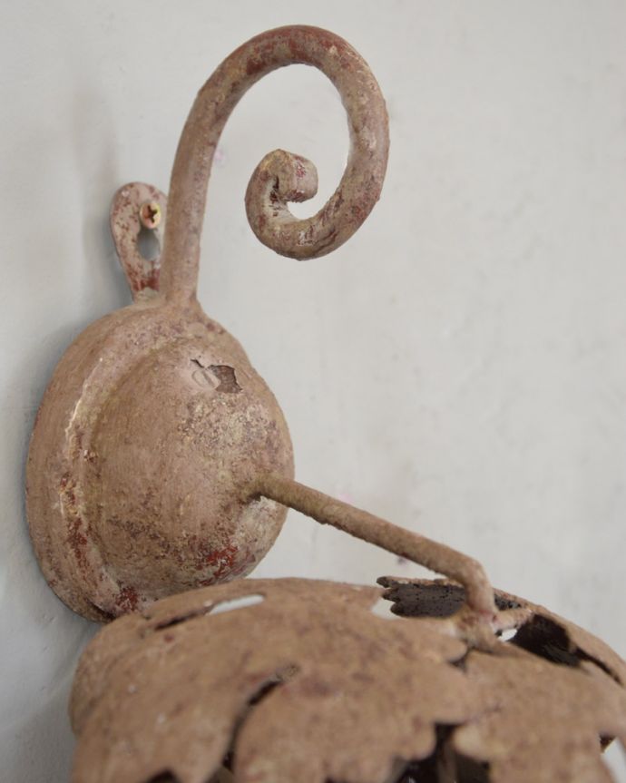 壁付けブラケット　照明・ライティング　フランス輸入の照明、お洒落なウォールブラケット（Ｅ14シャンデリア球2個付）Wall lamp Grappe。引っ掛けタイプで加工してあるので、壁に取り付ける際も簡単です。(cf-1004)