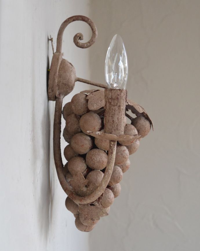 壁付けブラケット　照明・ライティング　フランス輸入の照明、お洒落なウォールブラケット（Ｅ14シャンデリア球2個付）Wall lamp Grappe。横から見ると、こんな感じ。(cf-1004)