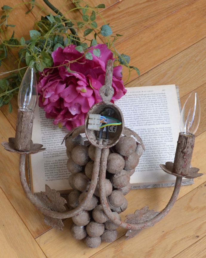 壁付けブラケット　照明・ライティング　フランス輸入の照明、お洒落なウォールブラケット（Ｅ14シャンデリア球2個付）Wall lamp Grappe。壁からの配線に直結するタイプで仕上げてあります。(cf-1004)