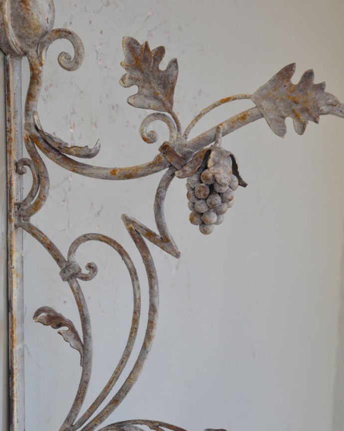 壁付けブラケット　照明・ライティング　フランスらしい、お洒落なウォールブラケット（Ｅ26丸球1個付）Wall lamp Carnaval。引っ掛けタイプで加工してあるので、壁に取り付ける際も簡単です。(cf-1005)