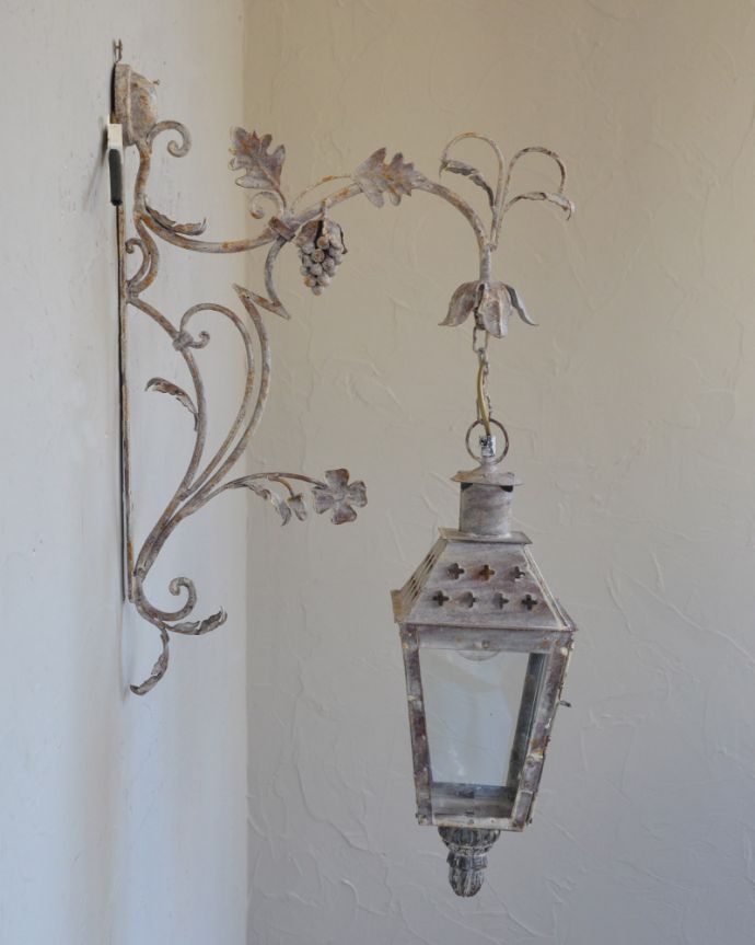 壁付けブラケット　照明・ライティング　フランスらしい、お洒落なウォールブラケット（Ｅ26丸球1個付）Wall lamp Carnaval。横から見ると、こんな感じ。(cf-1005)