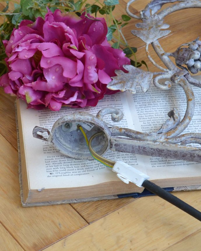 壁付けブラケット　照明・ライティング　フランスらしい、お洒落なウォールブラケット（Ｅ26丸球1個付）Wall lamp Carnaval。壁からの配線に直結するタイプで仕上げてあります。(cf-1005)