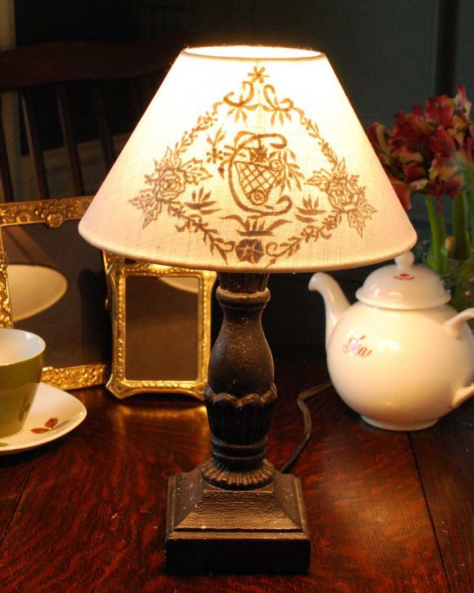 スタンドライト　照明・ライティング　ブラック×フレンチデザイン、お洒落なテーブルランプ(E17丸球付)（Mini Lamp Lotus）。ステキな夜の時間を作ってくれますテーブルやデスクの上、ベッドサイドなど、いろんな場所に置いて気軽に使える照明です。(cf-1011)