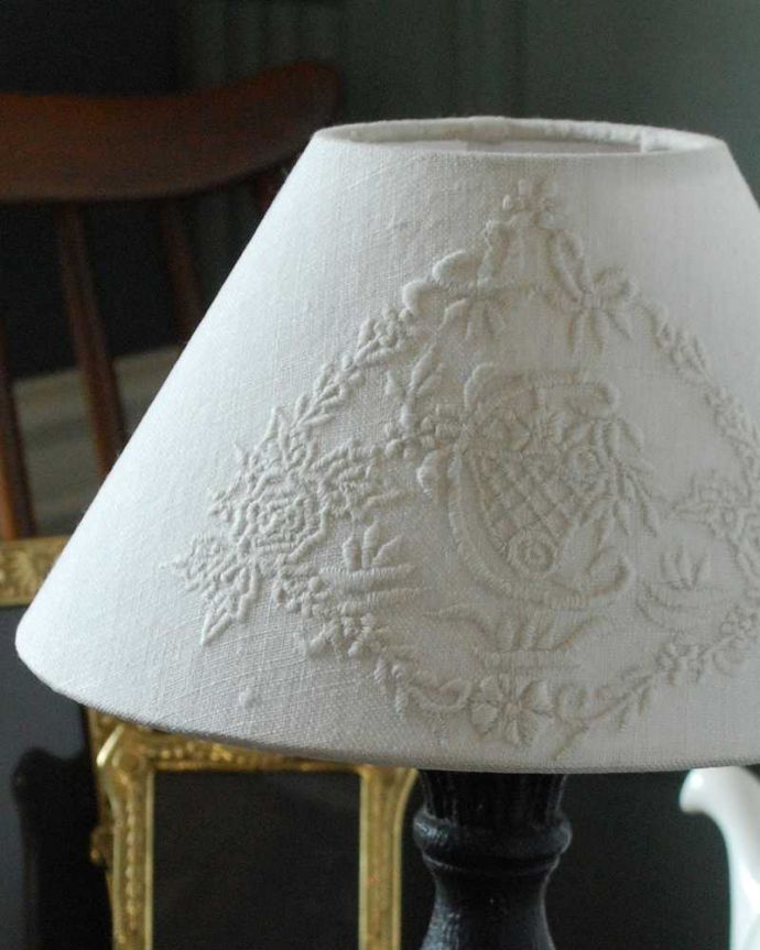 スタンドライト　照明・ライティング　ブラック×フレンチデザイン、お洒落なテーブルランプ(E17丸球付)（Mini Lamp Lotus）。ぬくもりある雰囲気の布シェード灯りを点けた時はもちろん、点けない時も見た目がオシャレなシェードです。(cf-1011)