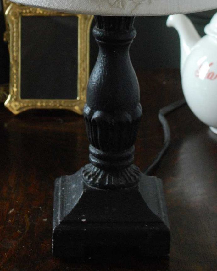 スタンドライト　照明・ライティング　ブラック×フレンチデザイン、お洒落なテーブルランプ(E17丸球付)（Mini Lamp Lotus）。女性らしい美しいデザイン土台のデザインがおしゃれなので、明るさが必要という理由だけじゃなくお部屋を彩るインテリアとして楽しめます。(cf-1011)