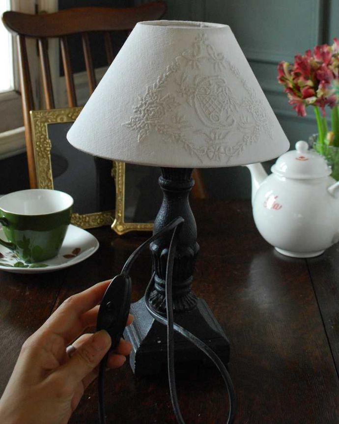 スタンドライト　照明・ライティング　ブラック×フレンチデザイン、お洒落なテーブルランプ(E17丸球付)（Mini Lamp Lotus）。スイッチON！片手で簡単に切り替えられるオン・オフのスイッチが付いています。(cf-1011)