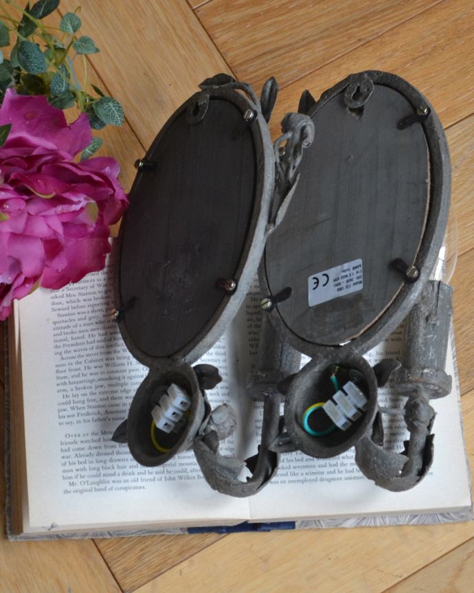 壁付けブラケット 照明・ライティング フランス輸入の照明、ミラーのウォールブラケット(E14シャンデリア球2個付)Mirror Wall Lamp Coquetterie Small。壁からの配線に直結するタイプで仕上げてあります。(cf-1021)