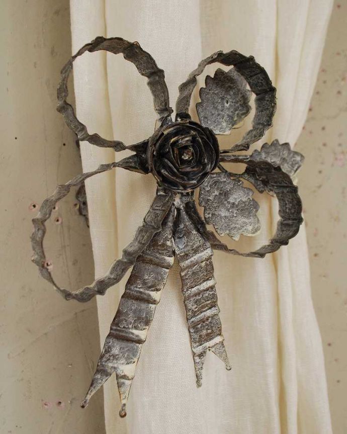 ファブリック（布）雑貨　インテリア雑貨　バラとリボンの大人可愛いデザイン、フランス輸入のカーテンホルダー(pair of Curtain Holders Colifichet)。バラの花とリボンのデザインがフランスらしくステキです。(cf-1022)