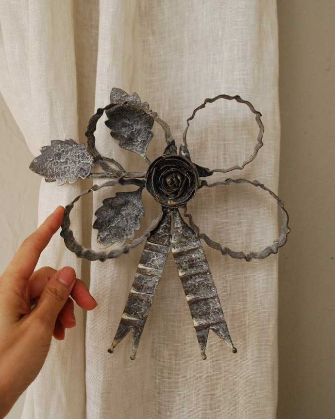 ファブリック（布）雑貨　インテリア雑貨　バラとリボンの大人可愛いデザイン、フランス輸入のカーテンホルダー(pair of Curtain Holders Colifichet)。お部屋をステキに彩ってくれます。(cf-1022)