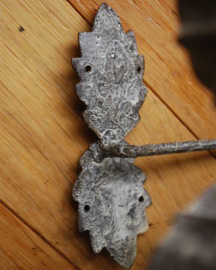 ファブリック（布）雑貨　インテリア雑貨　バラとリボンの大人可愛いデザイン、フランス輸入のカーテンホルダー(pair of Curtain Holders Colifichet)。壁に取り付ける部分もかわいいです。(cf-1022)