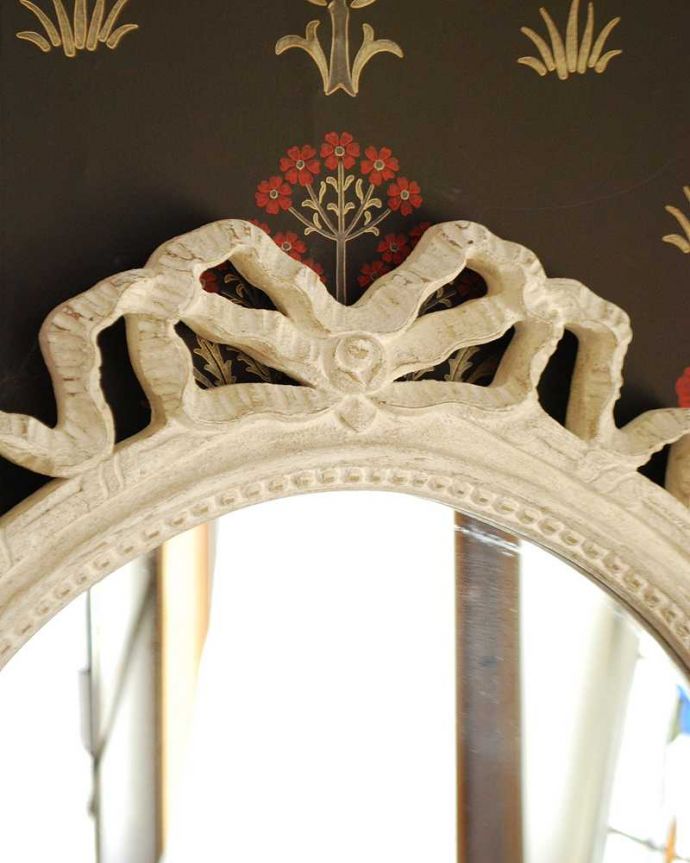 ミラー・時計 インテリア雑貨 フランスから届いたリボン装飾のオーバルミラー(Venus) 。ボリュームがあるミラーなので、毎朝、鏡を覗き込んで楽しみながら身支度しましょう。(cf-1027)