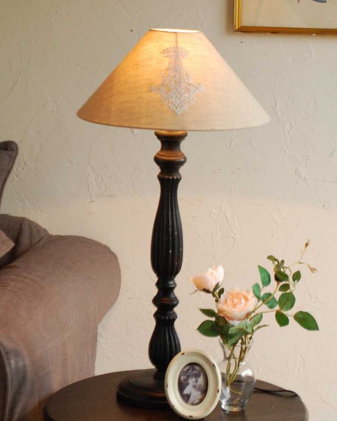 スタンドライト　照明・ライティング　ブラックのスタンドがカッコよく空間を引き締めるテーブルランプ(E26球付)（Wooden Lamp Melusine Large Size）。ステキな夜の時間を作ってくれますテーブルやデスクの上、ベッドサイドなど、いろんな場所に置いて気軽に使える照明です。(cf-1032)