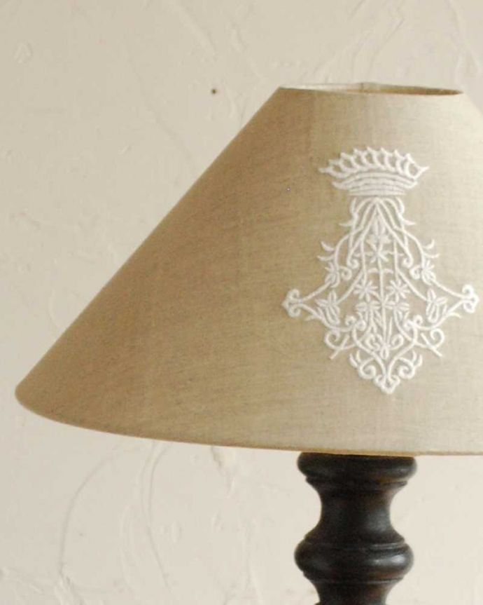 スタンドライト　照明・ライティング　ブラックのスタンドがカッコよく空間を引き締めるテーブルランプ(E26球付)（Wooden Lamp Melusine Large Size）。ぬくもりある雰囲気の布シェード灯りを点けた時はもちろん、点けない時も見た目がオシャレなシェードです。(cf-1032)