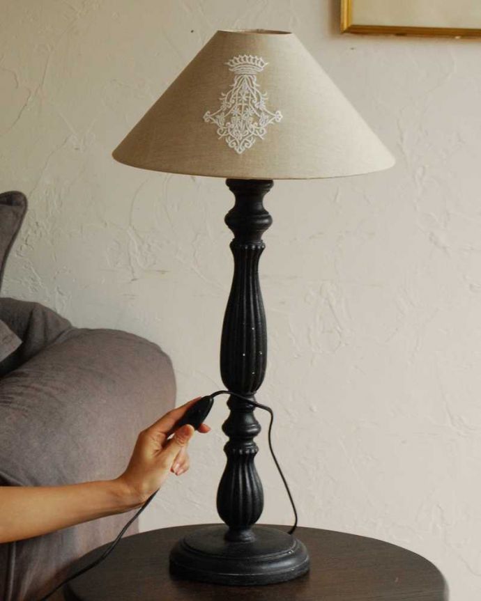 スタンドライト　照明・ライティング　ブラックのスタンドがカッコよく空間を引き締めるテーブルランプ(E26球付)（Wooden Lamp Melusine Large Size）。スイッチON！片手で簡単に切り替えられるオン・オフのスイッチが付いています。(cf-1032)