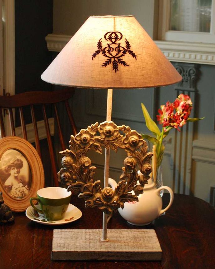 スタンドライト 照明・ライティング お部屋を華やかに彩るお花のスタンド、フランスのテーブルランプ(E26球付)(Lamp Couronne)。ステキな夜の時間を作ってくれますテーブルやデスクの上、ベッドサイドなど、いろんな場所に置いて気軽に使える照明です。(cf-1038)