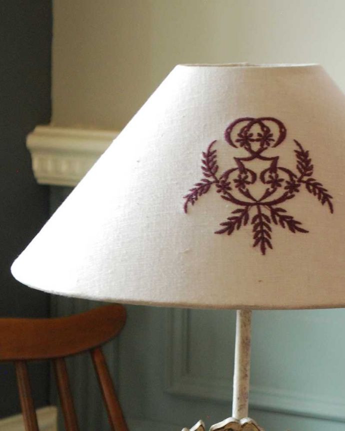 スタンドライト 照明・ライティング お部屋を華やかに彩るお花のスタンド、フランスのテーブルランプ(E26球付)(Lamp Couronne)。ぬくもりある雰囲気の布シェード灯りを点けた時はもちろん、点けない時も見た目がオシャレなシェードです。(cf-1038)