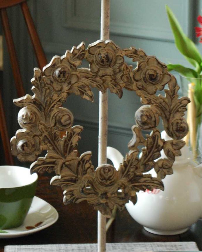 スタンドライト 照明・ライティング お部屋を華やかに彩るお花のスタンド、フランスのテーブルランプ(E26球付)(Lamp Couronne)。女性らしい美しいデザイン土台のデザインがおしゃれなので、明るさが必要という理由だけじゃなくお部屋を彩るインテリアとして楽しめます。(cf-1038)