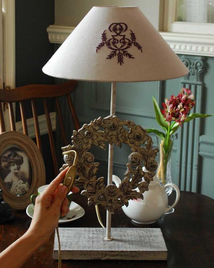 スタンドライト 照明・ライティング お部屋を華やかに彩るお花のスタンド、フランスのテーブルランプ(E26球付)(Lamp Couronne)。スイッチON!あっという間に周りを優しい癒しの灯りが包み込んでくれます。(cf-1038)