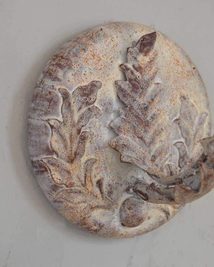 壁付けブラケット　照明・ライティング　フランス輸入の照明、ミラーのウォールブラケット（Ｅ14シャンデリア球1個付）Wall lamp Mantille Dome。引っ掛けタイプで加工してあるので、壁に取り付ける際も簡単です。(cf-1044)