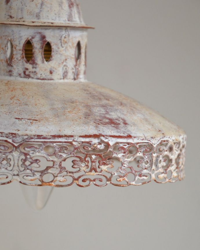 壁付けブラケット　照明・ライティング　フランス輸入の照明、ミラーのウォールブラケット（Ｅ14シャンデリア球1個付）Wall lamp Mantille Dome。フランスらしいアンティーク風の可愛いデザインに思わず微笑んでしまいます。(cf-1044)