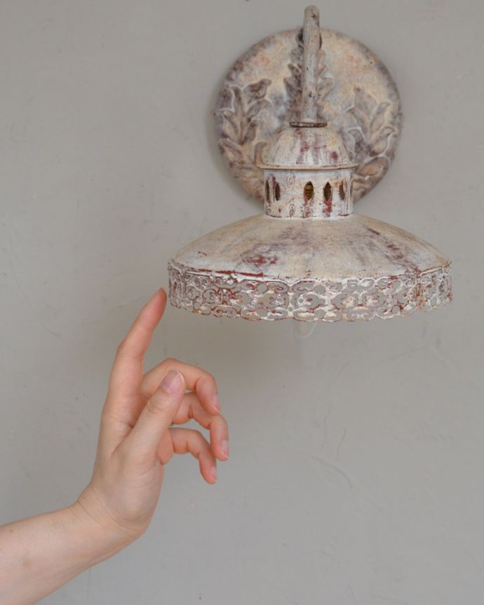 壁付けブラケット　照明・ライティング　フランス輸入の照明、ミラーのウォールブラケット（Ｅ14シャンデリア球1個付）Wall lamp Mantille Dome。フランスらしいデザインのウォールブラケット。(cf-1044)