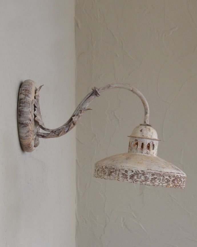 壁付けブラケット　照明・ライティング　フランス輸入の照明、ミラーのウォールブラケット（Ｅ14シャンデリア球1個付）Wall lamp Mantille Dome。横から見ると、こんな感じ。(cf-1044)