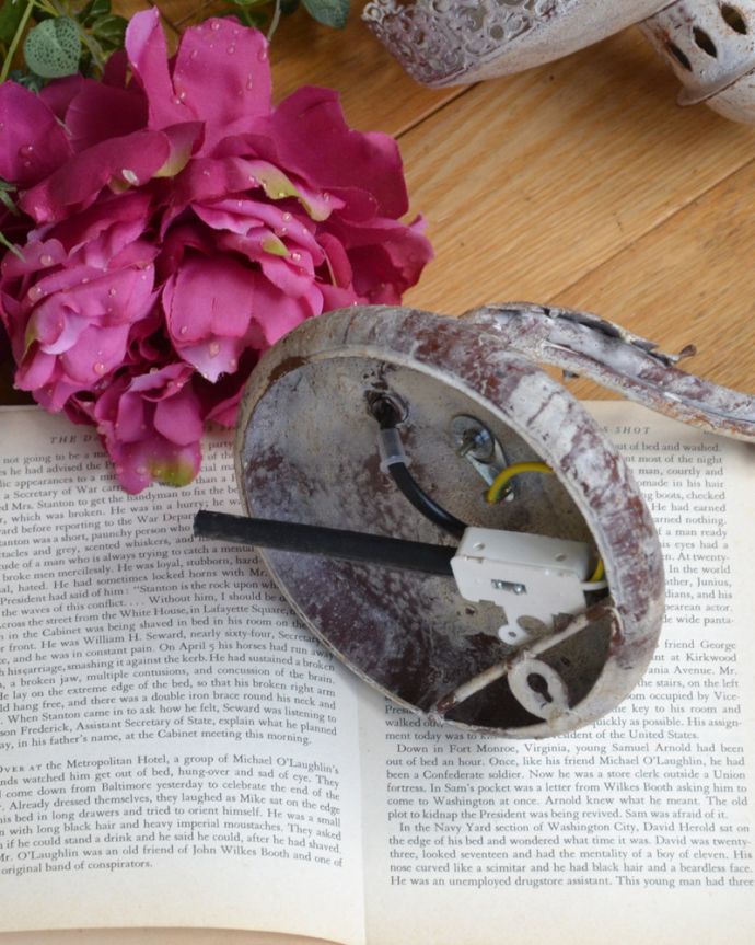 壁付けブラケット　照明・ライティング　フランス輸入の照明、ミラーのウォールブラケット（Ｅ14シャンデリア球1個付）Wall lamp Mantille Dome。壁からの配線に直結するタイプで仕上げてあります。(cf-1044)