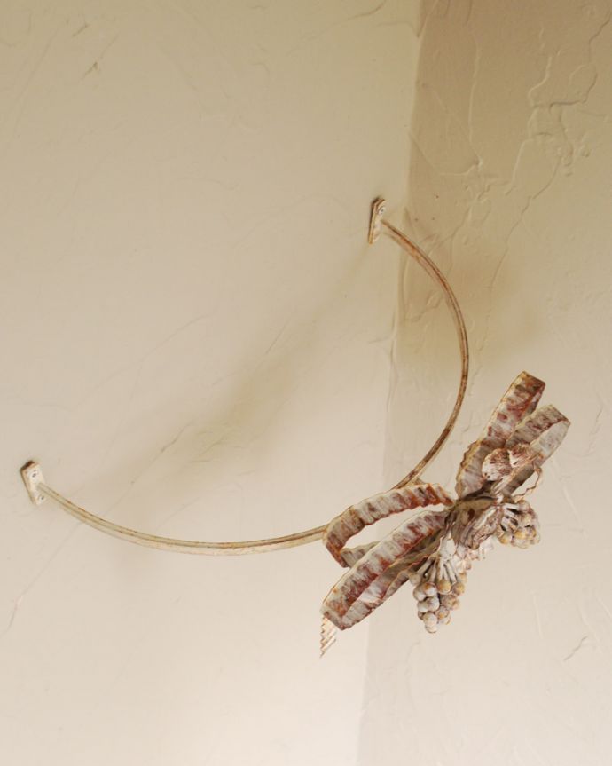 ファブリック（布）雑貨　インテリア雑貨　薔薇と蝶が華やかなフランス輸入のカーテンフックCurtain Frame Nursery。上から見るとこんな感じです。(cf-1045)