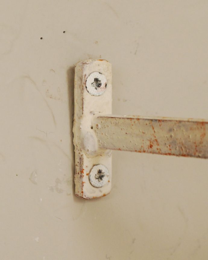 ファブリック（布）雑貨　インテリア雑貨　薔薇と蝶が華やかなフランス輸入のカーテンフックCurtain Frame Nursery。市販のネジで壁に固定してください。(cf-1045)