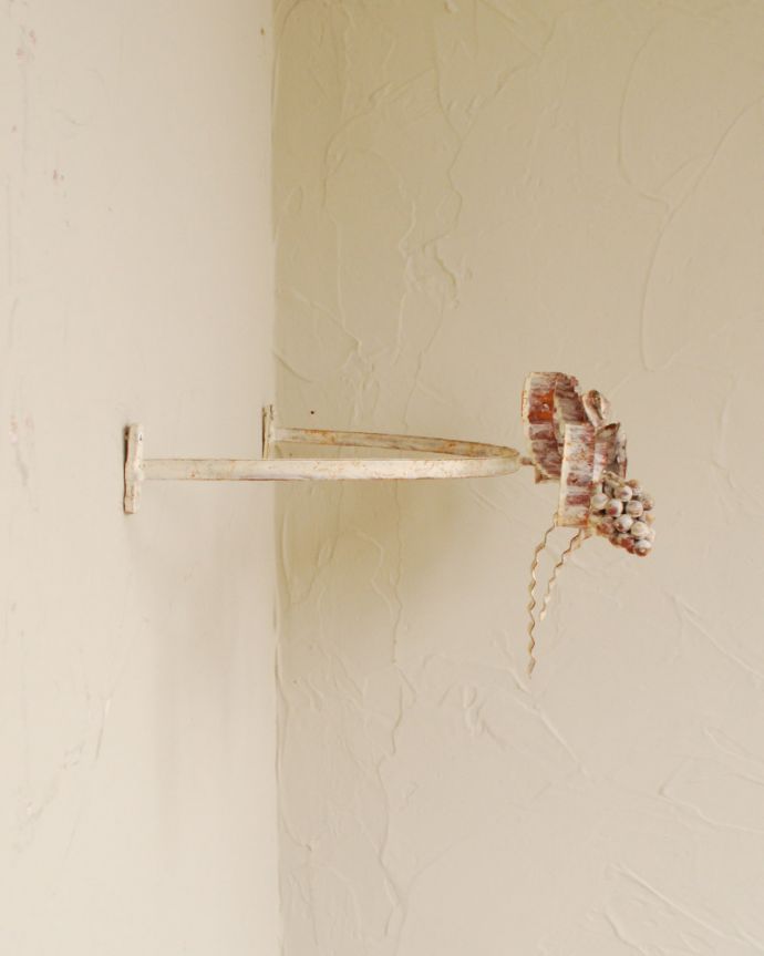 ファブリック（布）雑貨　インテリア雑貨　薔薇と蝶が華やかなフランス輸入のカーテンフックCurtain Frame Nursery。横から見るとこんな感じです。(cf-1045)