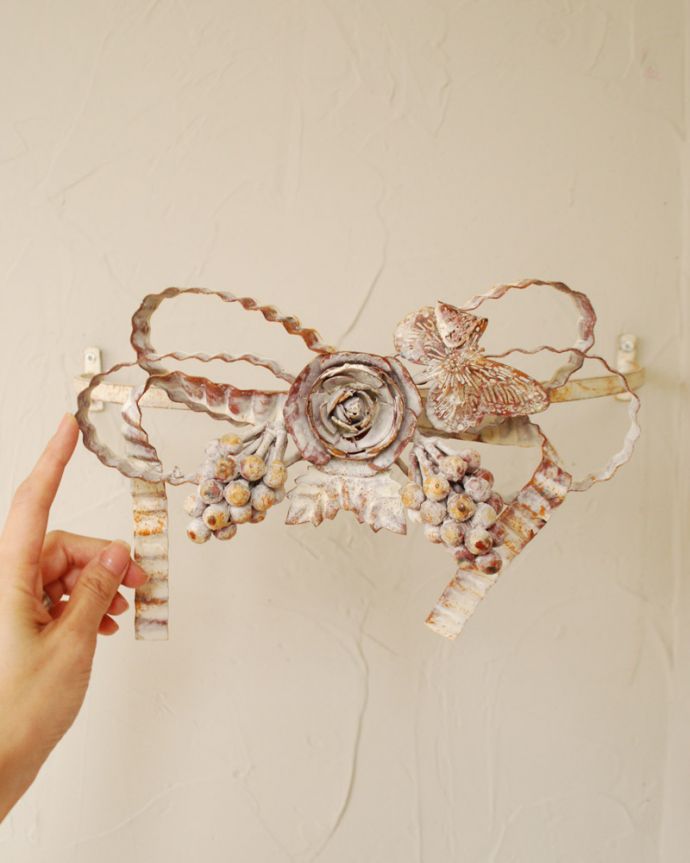 ファブリック（布）雑貨　インテリア雑貨　薔薇と蝶が華やかなフランス輸入のカーテンフックCurtain Frame Nursery。フランスらしいとっても可愛いデザインです。(cf-1045)