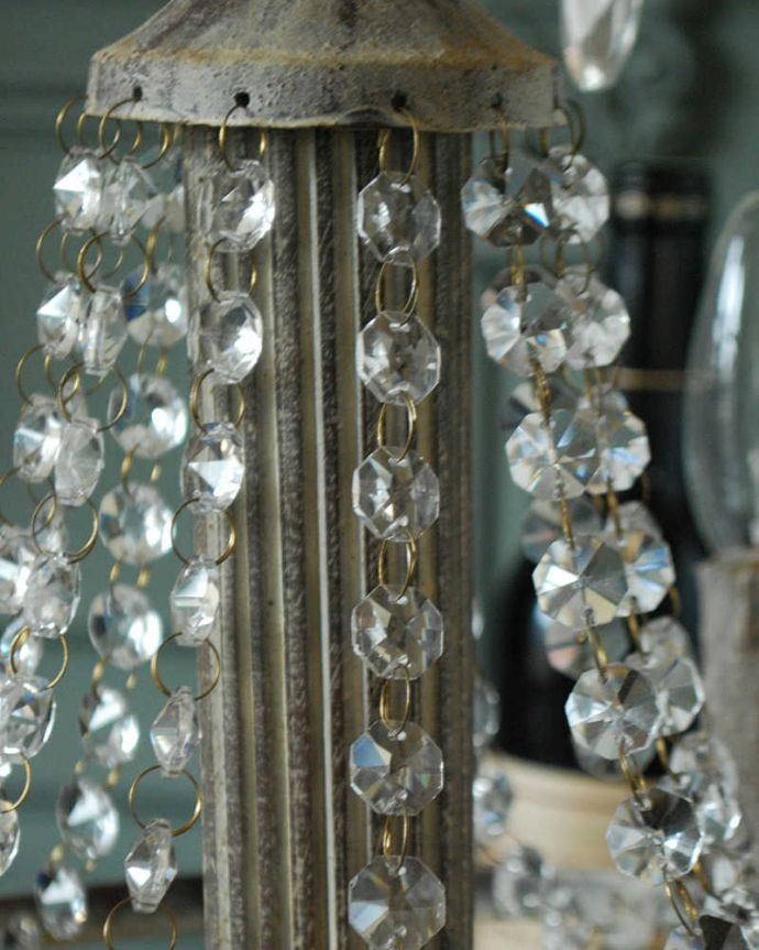 スタンドライト 照明・ライティング お部屋を華やかに彩るビーズのスタンド、フランスのテーブルランプ(E14型電球付)(Lamp Varsailles)。キラッと輝くガラスのビーズたくさんあるガラスがキラキラ輝いて、お部屋を華やかに彩ってくれます。(cf-1048)