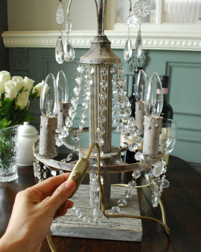 スタンドライト 照明・ライティング お部屋を華やかに彩るビーズのスタンド、フランスのテーブルランプ(E14型電球付)(Lamp Varsailles)。片手でカンタン夜になったらスイッチON!片手で簡単に切り替えられオン・オフのスイッチ付きです。(cf-1048)