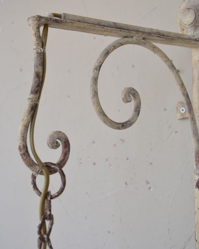 壁付けブラケット　照明・ライティング　雰囲気ある壁に大変身　お洒落なウォールブラケット（Ｅ26丸球1個付）Chandelier Morphee。引っ掛けタイプで加工してあるので、壁に取り付ける際も簡単です。(cf-1050)