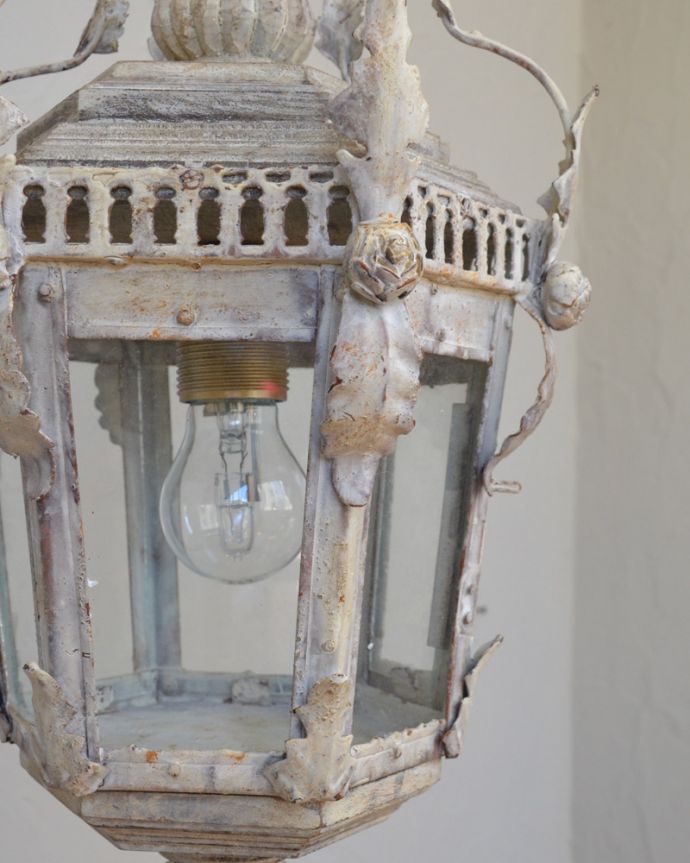 壁付けブラケット　照明・ライティング　雰囲気ある壁に大変身　お洒落なウォールブラケット（Ｅ26丸球1個付）Chandelier Morphee。フランスらしいアンティーク風の可愛いデザインに思わず微笑んでしまいます。(cf-1050)