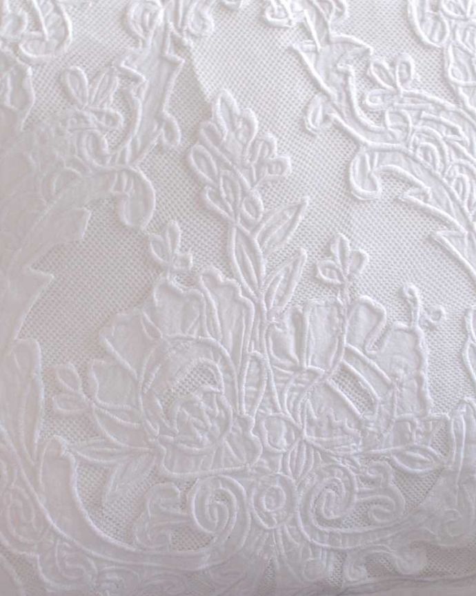 ファブリック(布)雑貨 インテリア雑貨 フランスから届いた上品で優雅なレースクッション (Cushion Reine)。乙女心をくすぐるロマンチックな刺繍です。(cf-1078)