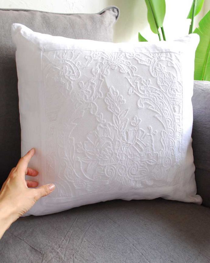 ファブリック(布)雑貨 インテリア雑貨 フランスから届いた上品で優雅なレースクッション (Cushion Reine)。刺繍がちりばめられたデザインがとっても優雅です。(cf-1078)