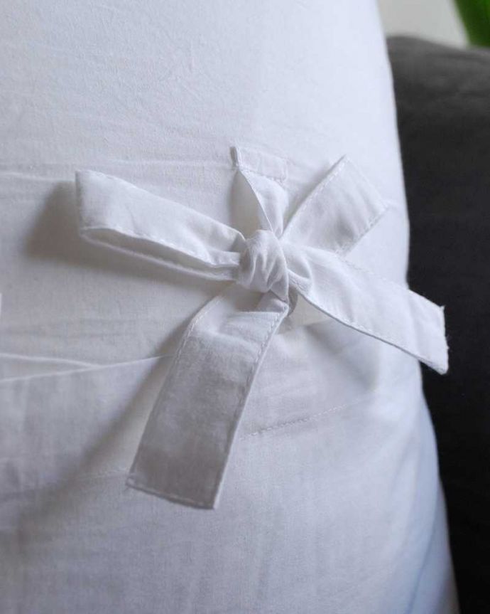 ファブリック(布)雑貨 インテリア雑貨 フランスから届いた上品で優雅なレースクッション (Cushion Reine)。横を結ぶだけなので取り付けも簡単で、見た目のデザインも可愛いです。(cf-1078)