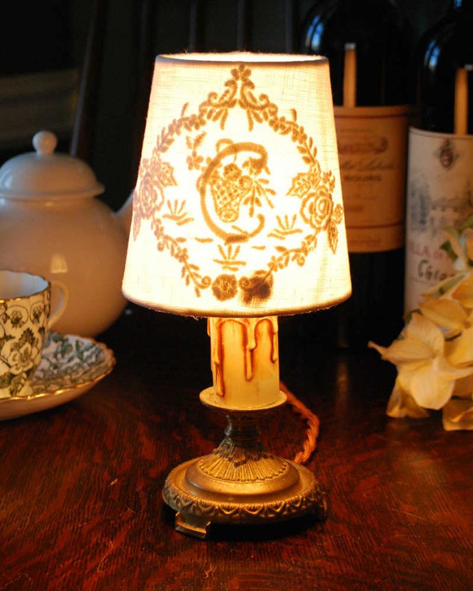 シャンデリア球のシェード　照明・ライティング　フランスから届いた小さなシェード、刺繍が可愛いクリップシェード 。被せるだけで柔らかな灯り使い方は、電球に被せるだけ。(cf-1084)