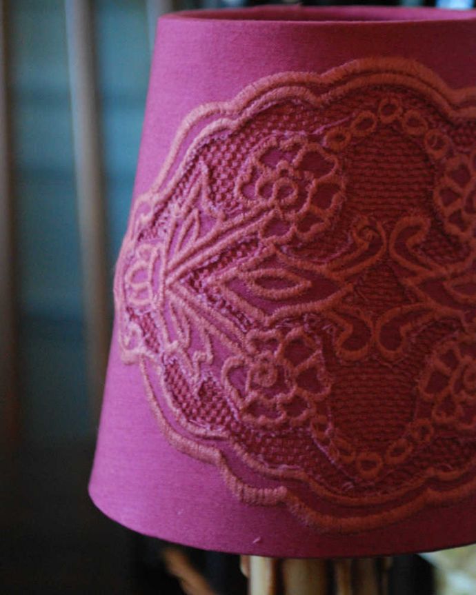 シャンデリア球のシェード 照明・ライティング お部屋のアクセントにぴったり、フランスの布シェード。ぬくもりある雰囲気の布シェード灯りを点けた時はもちろん、点けない時も見た目がオシャレなシェードです。(cf-1092)