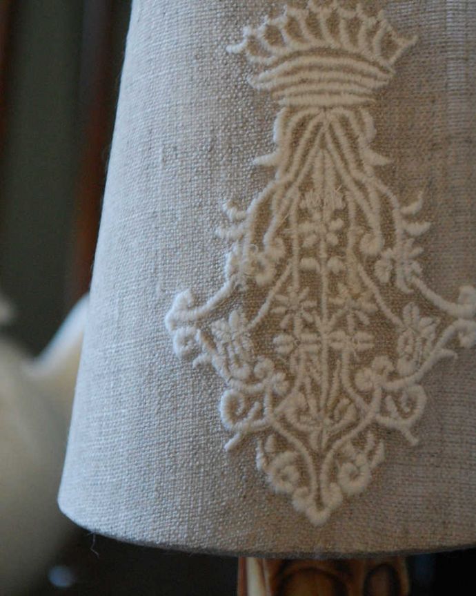 シャンデリア球のシェード　照明・ライティング　フランスから届いた小さなシェード、エンブレムが可愛いクリップシェード 。フランスらしいオシャレなデザイン小さくても、フランスらしい女性心をくすぐるデザインはは、とってもオシャレ。(cf-1104)