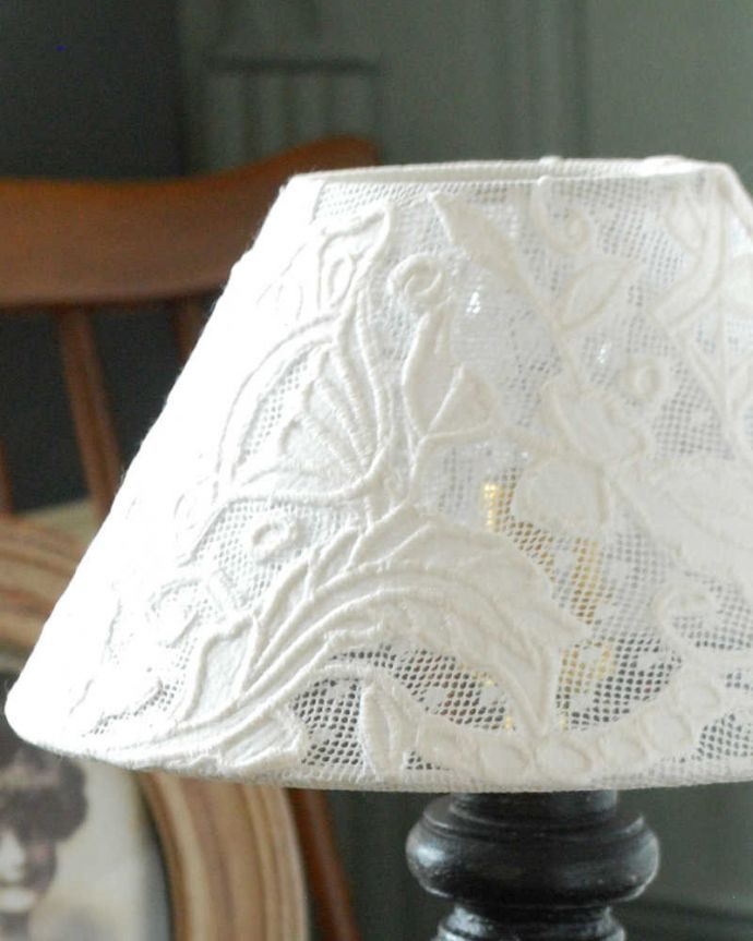 スタンドライト　照明・ライティング　フランスから届いたテーブルランプ、アンティーク風のおしゃれな照明(E17丸球付)。おしゃれなシェードシェードのデザインもフランス生まれらしくおしゃれ。(cf-1109)